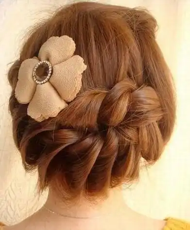 学会这3款编发让你美一年,3款超美韩式编发