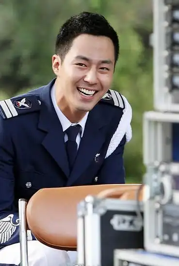 男生圆寸头发型 赵寅成完善演绎帅气(6)