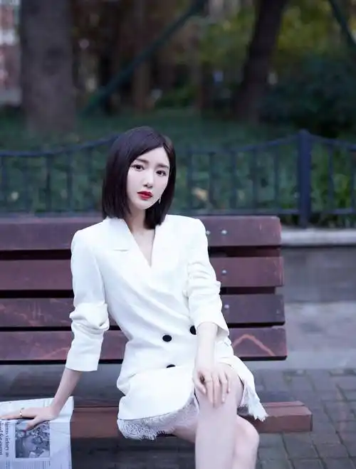 一般不适合日常生活,但有些裙子适合不同的场合,比如毛晓彤的白裙子