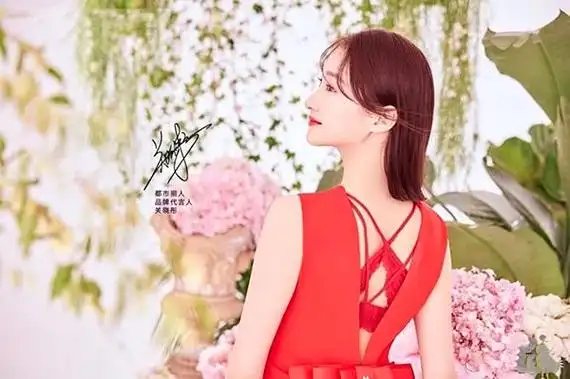 也能看得出都市丽人的决心了,广告片里是关晓彤带领的九位年轻靓丽的