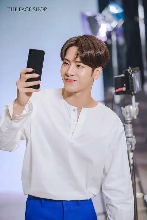 【图楼】白衬衫的王嘉尔