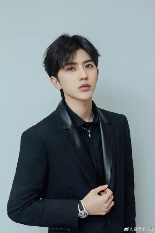 蔡徐坤北京国际电影节造型图公开_高清图集_新浪网