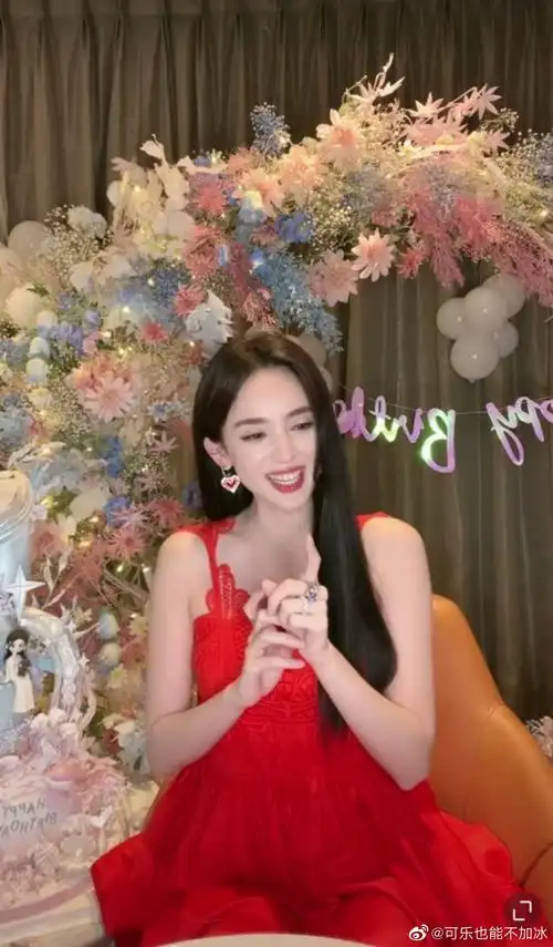 今天是古力娜扎的生日为了收到粉丝的祝福特地开了评论