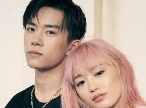 易烊千玺第一次公开谈感情经历只要和她在一起就很开心