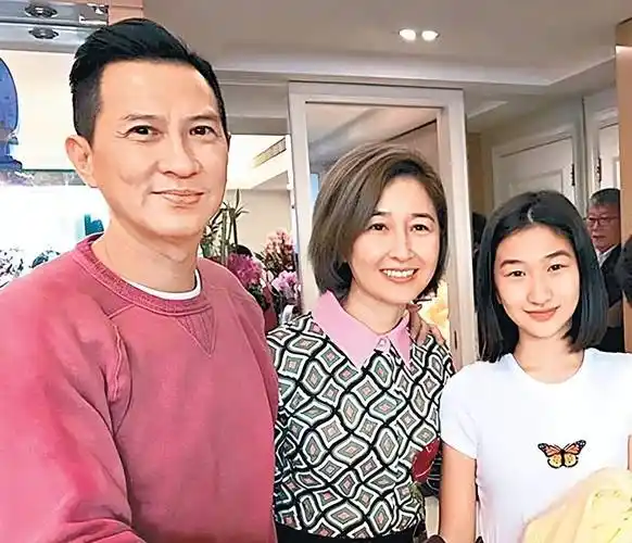 张家辉受访自曝超爱关咏荷,三次梦到老婆提离婚,醒来吓得泪流不止