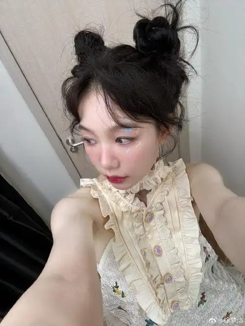 徐梦洁双丸子头造型自拍来啦!