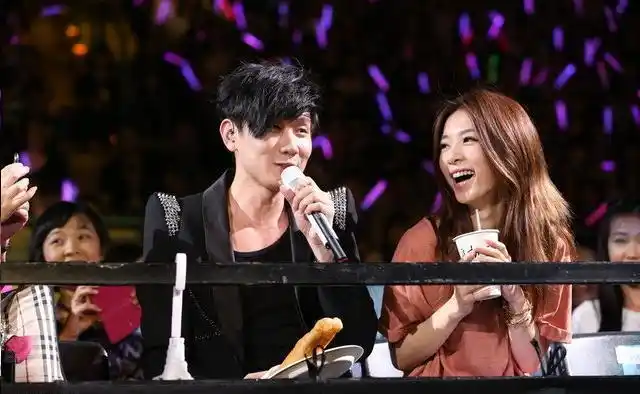 大概因为怕hebe知道了自己的心意会拒绝,13年演唱会林俊杰特邀田馥甄