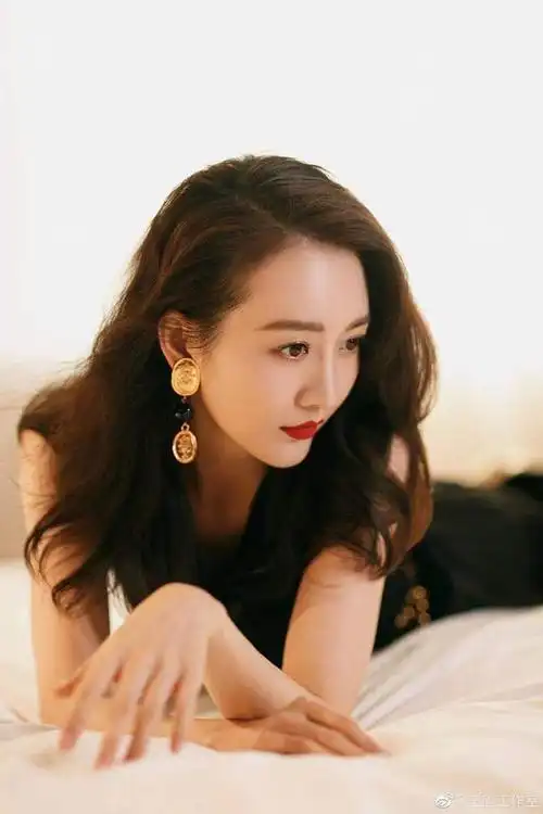 38岁王鸥侧卧床上拍写真 穿黑裙秀玲珑曲线撩人