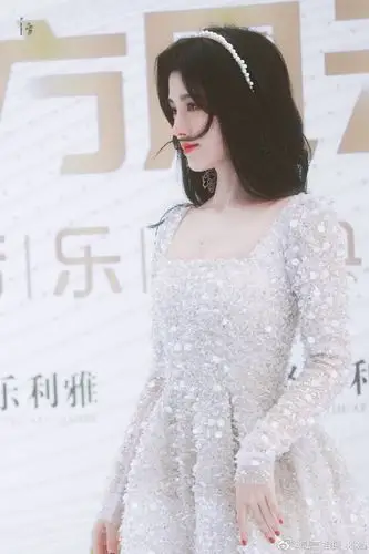 鞠婧祎白色亮片纱裙# 既然大家喜欢看美女 .