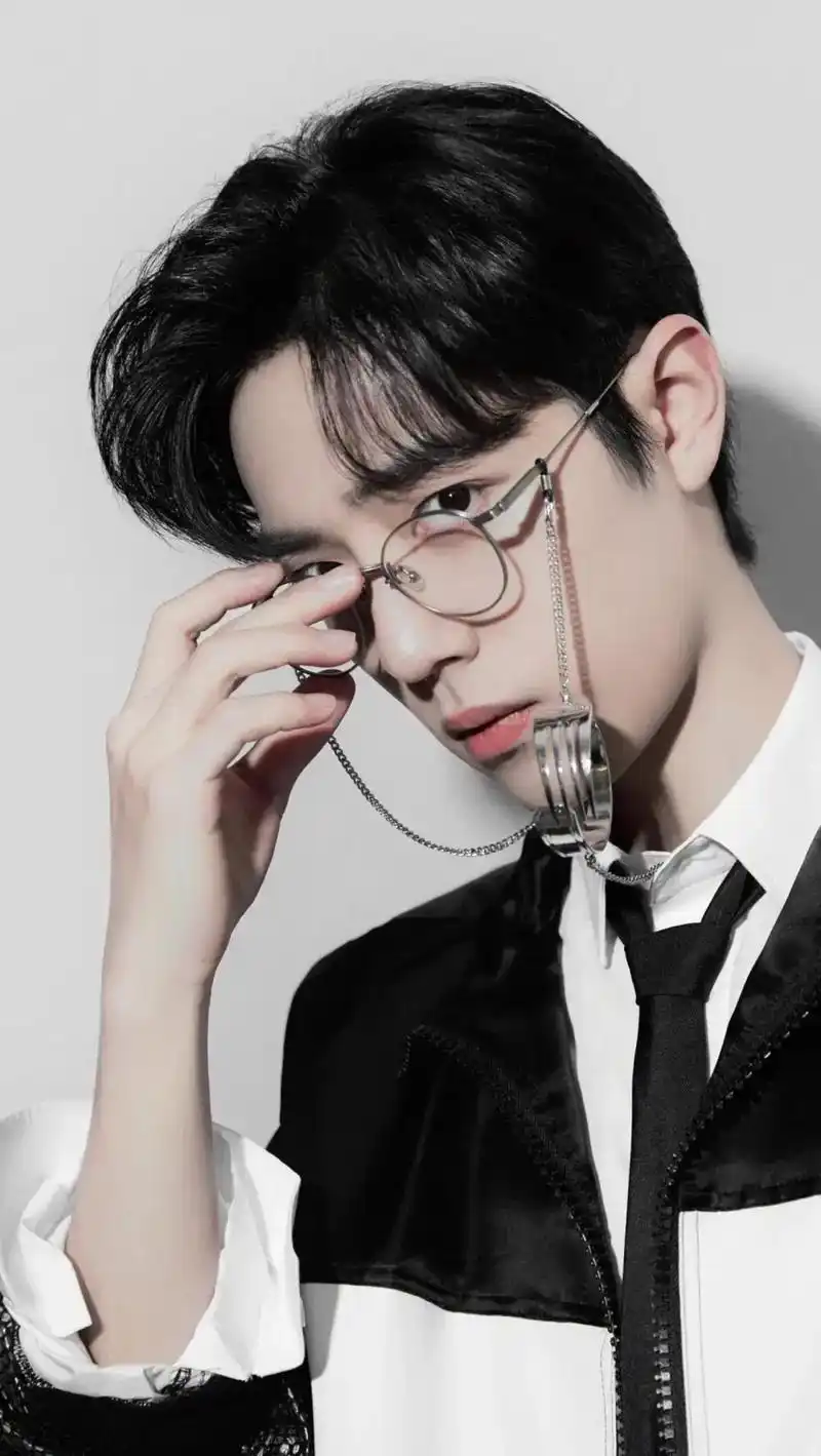向全世界安利最好的肖战.戴着眼镜的肖战有一种别样的帅气,太 - 抖音