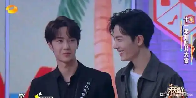 肖战拒绝吃生蝎子注意看工作人员的反应给老公王一博吃