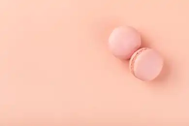 粉色背景上的马卡龙饼干