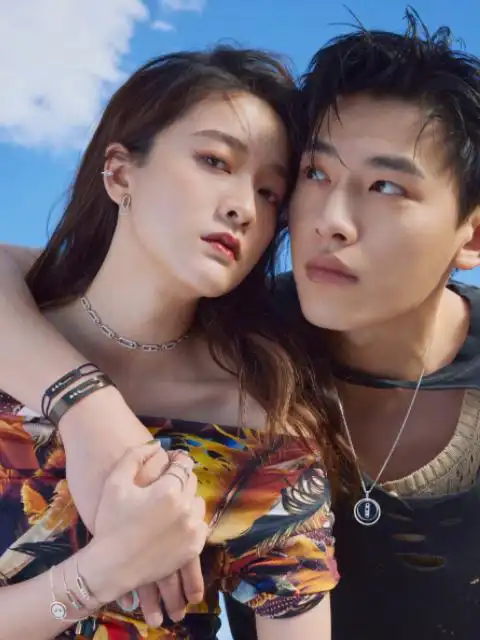 张雪迎辛云来暗恋大片放出,一字肩上衣秀锁骨,情侣装高调秀恩爱