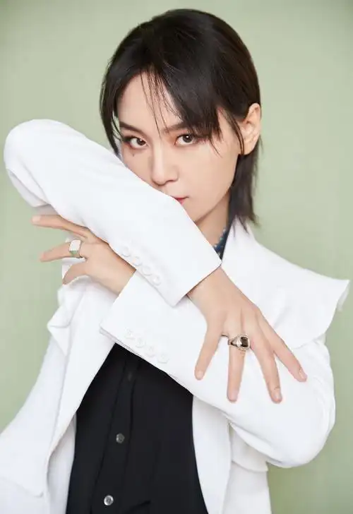 《明星图集》高清湖南长沙美女周笔畅黑白拼接装优雅写真图片图片大全