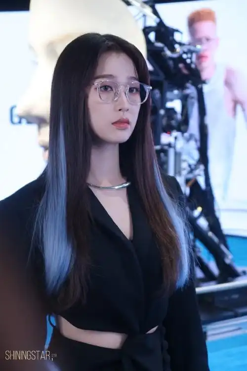 虞书欣蓝色挑染长发