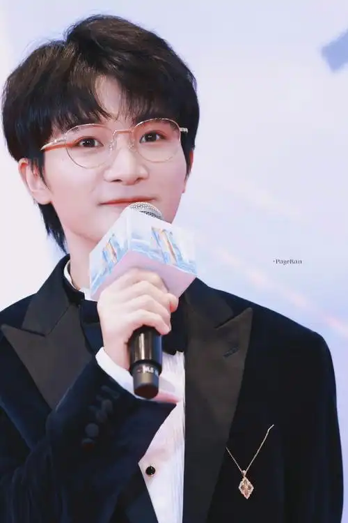 周深红毯眼镜造型好可爱##周深把金丝眼镜焊在脸上吧