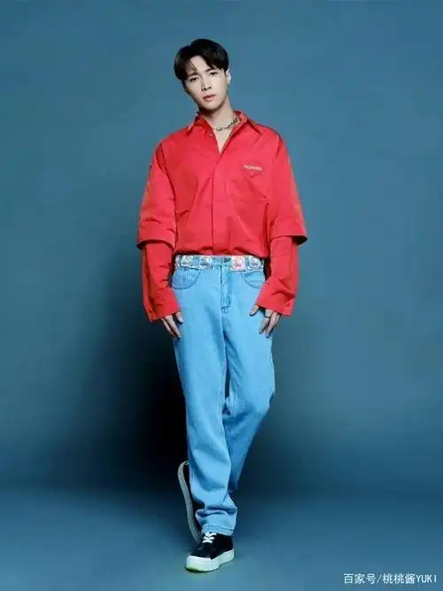 张艺兴银发造型好帅,穿卫衣配短裤走机场,却暴露了五五分身材