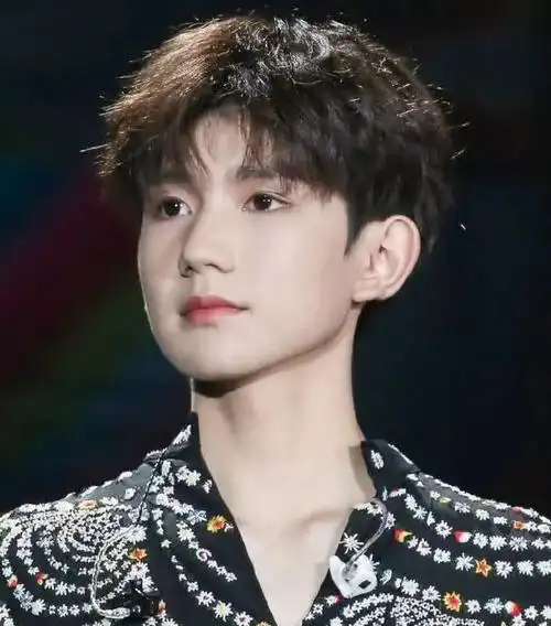 王源化妆晒自拍引围观粉丝你是天使吧源哥我是人成年人