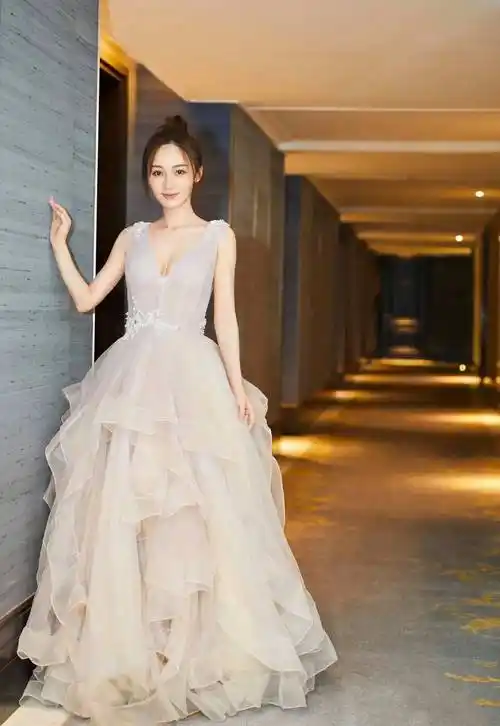 姚笛真是会穿,粉色长裙设计繁杂看着挺"沉",很有"公主感"_礼服_款式