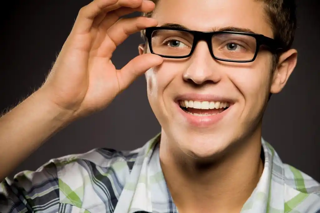 戴眼镜的年轻人,戴眼镜的年轻人