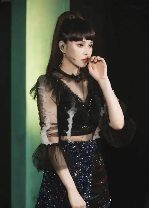 不老女神伊能静,齐头帘闪片裙,释放迷人魅力_时尚_身材_职场