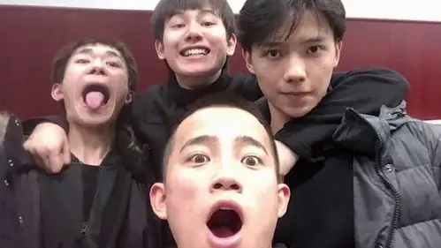 易烊千玺胡先煦合影曝光!两人毫无偶像包袱做鬼脸,大佬说好的高冷呢?