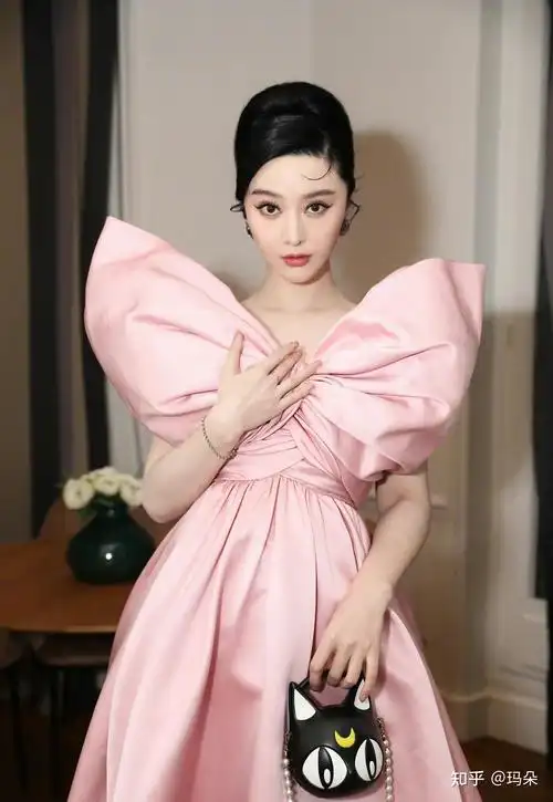 范冰冰巴黎高调亮相站在玻璃窗前网友像不像一个围城隐喻