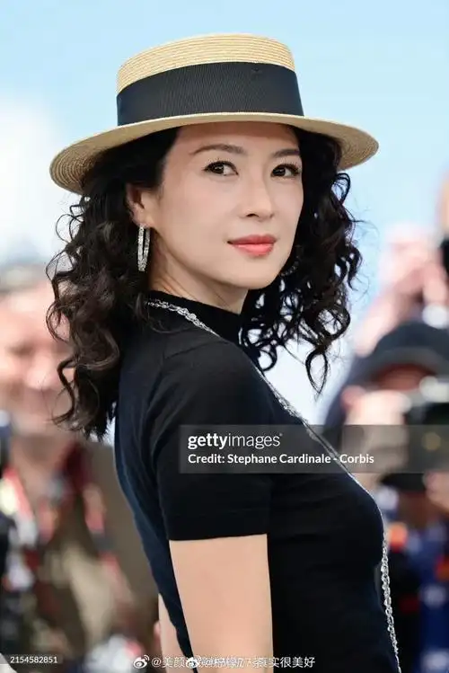 章子怡骨相好牛,就是标准的360度无死角的脸,随便怎么