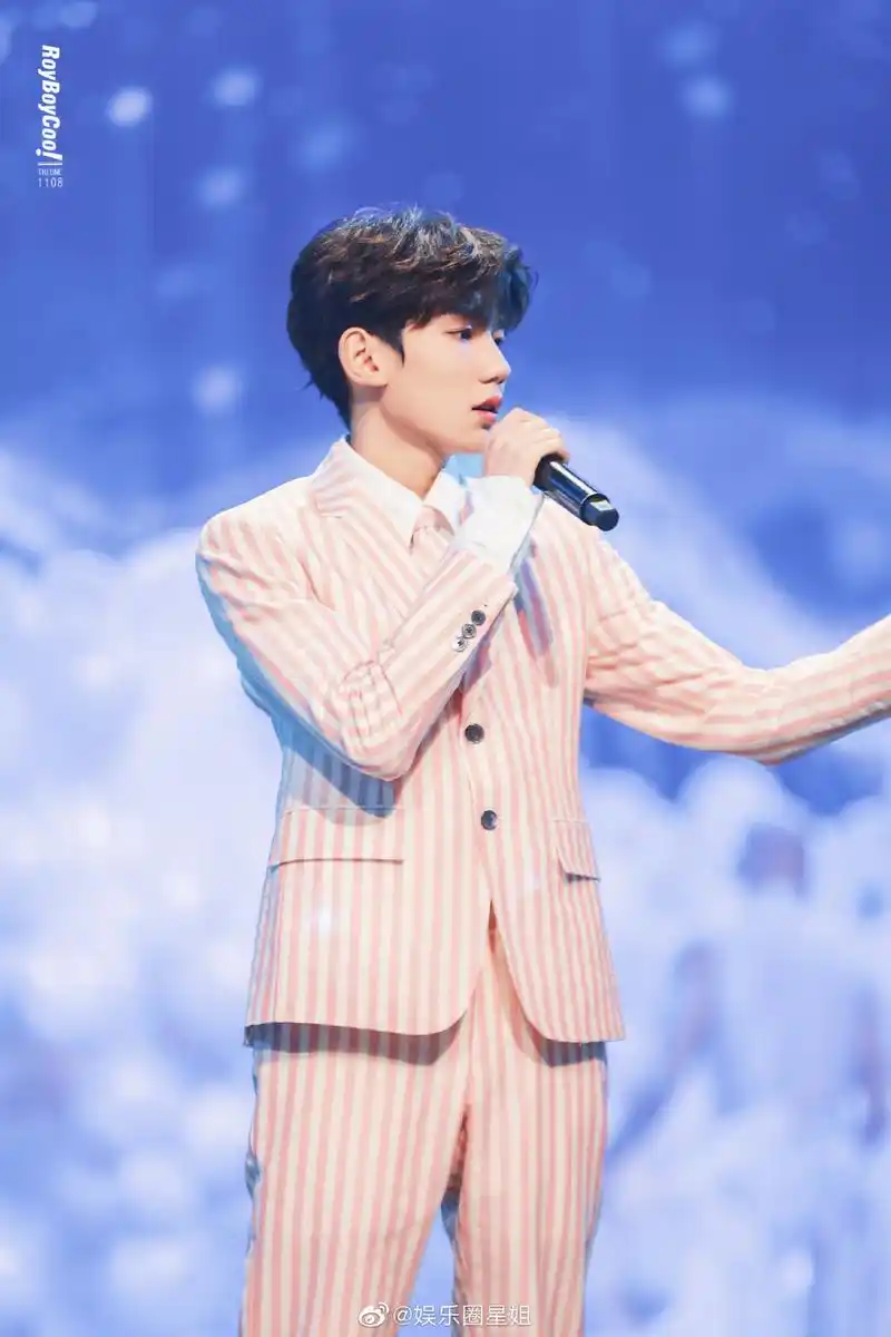 贵族小王子王源上线,西装革履是梦中的模样