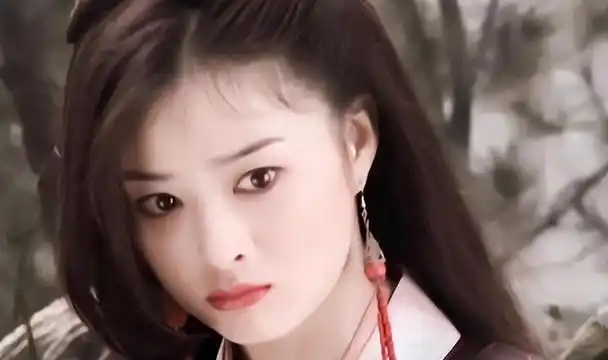 然而,当视线移向下方时,蒋欣的身材缺陷便显露无遗,她的肩宽骨感明显