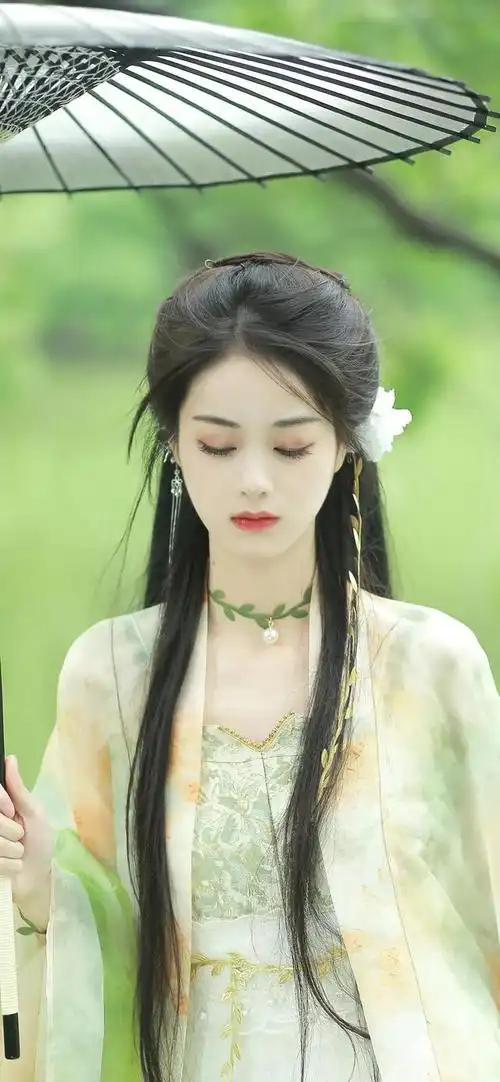 古装美女壁纸,是一种独特的艺术形式,将古代的美女形象以壁纸的形式