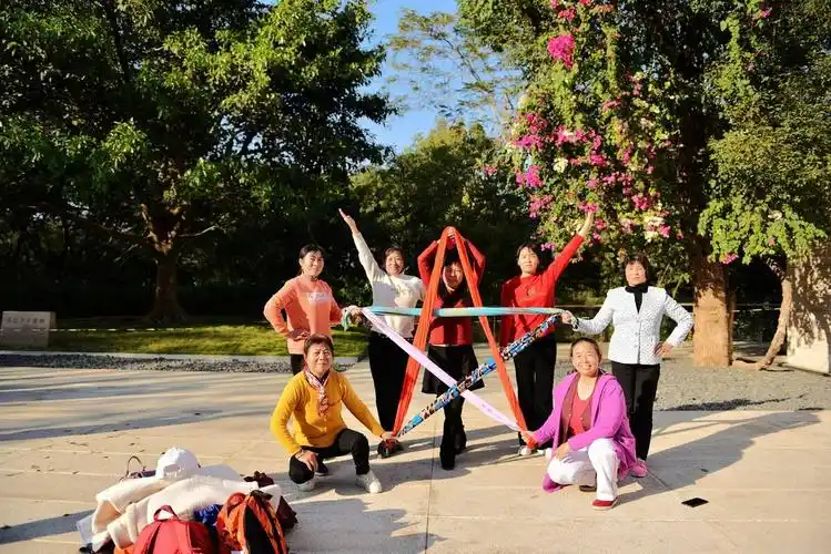 第1页五个人团队摆造型图片 第1页八个人怎样拍星星的队形图片8人摆