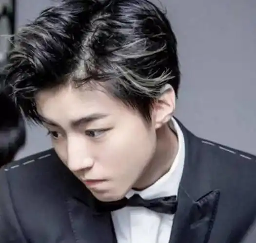 第三,王俊凯,王俊凯是三小只里面的队长,留三七分真的是帅气,简直变成