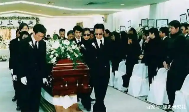 梅艳芳葬礼:8位大佬扶灵,谢霆锋捧遗像,市民歌迷沿街送别