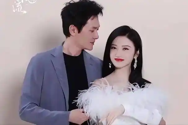 曝冯绍峰官宣喜讯,赵丽颖喝闷酒显落寞,网友:复婚后吃醋了?