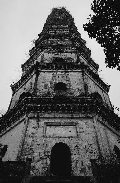 三元塔为啥一半白一半黑?好多老内江人都不一定晓得