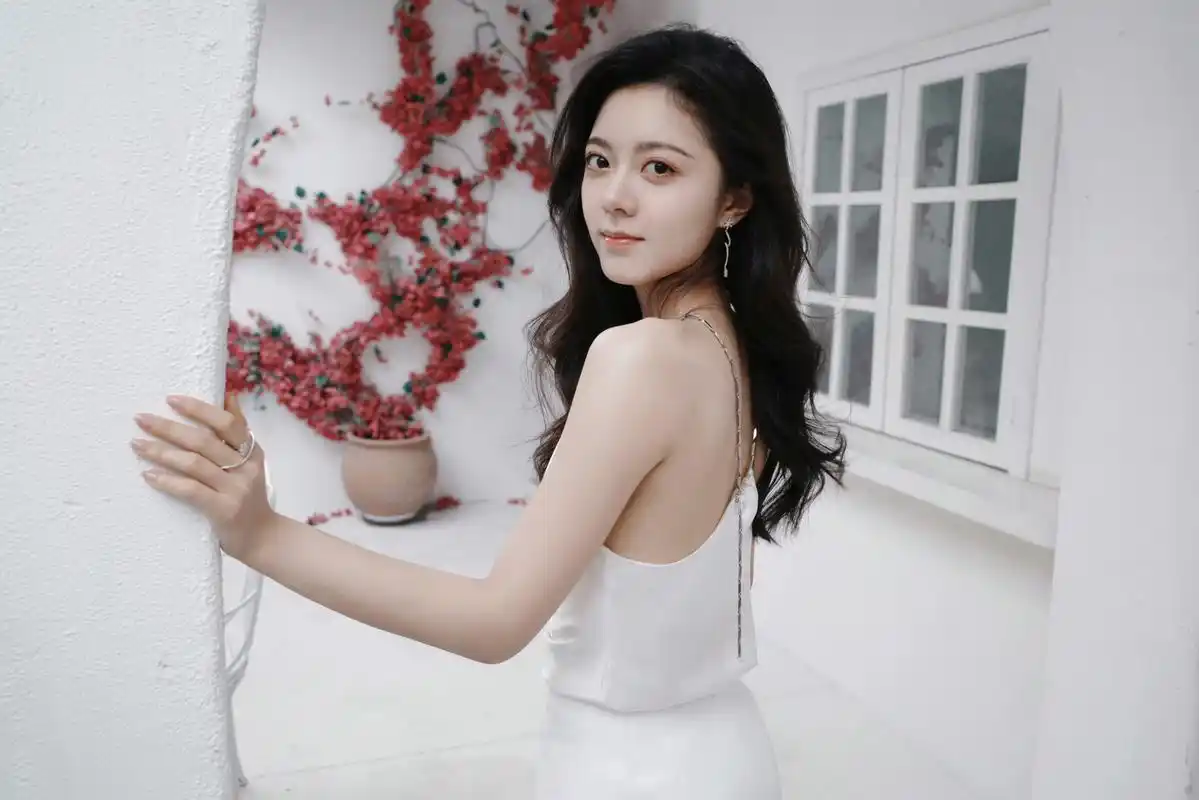 赵今麦最新品牌活动造型,她真是越来越好看了.