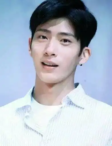 够man够帅气的男生中分侧分发型