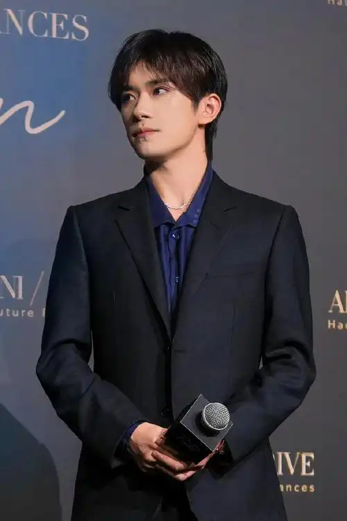 易烊千玺黑西装花絮