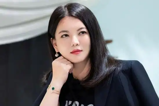 47岁富婆李湘宣布退休,透露未来三大规划,资产千亿实现财富自由