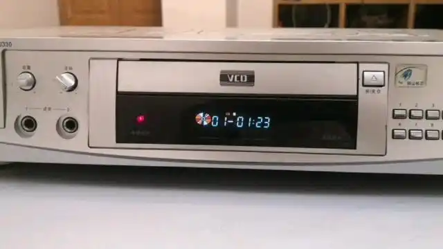 老式vcd机出现挑碟以及不停轧带的故障,经检查光盘不脏,熟悉影碟机的