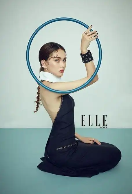 昆凌最新杂志大片曝光 一片式连衣裙秀美背雪肌