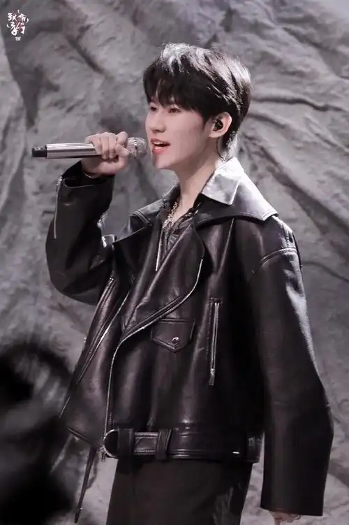 之夜·舞台迟来但永不迟到的帅气@时代少年团-张真源#微博之夜神图