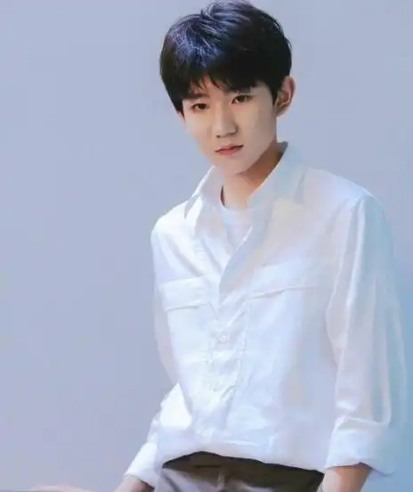 王源穿白衬衫为什么那么好看?看看他后面的这个部位就知道了