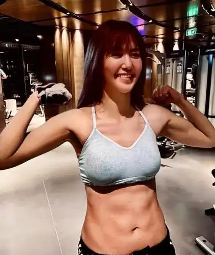 37岁谭维维身材令人窒息,穿半截装露八块腹肌,难怪她穿衣有一套