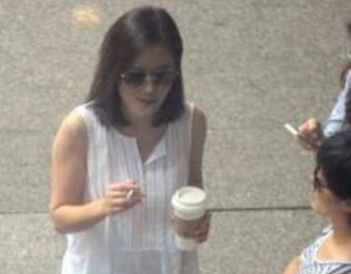 徐静蕾抽烟的眼神霸气外露.