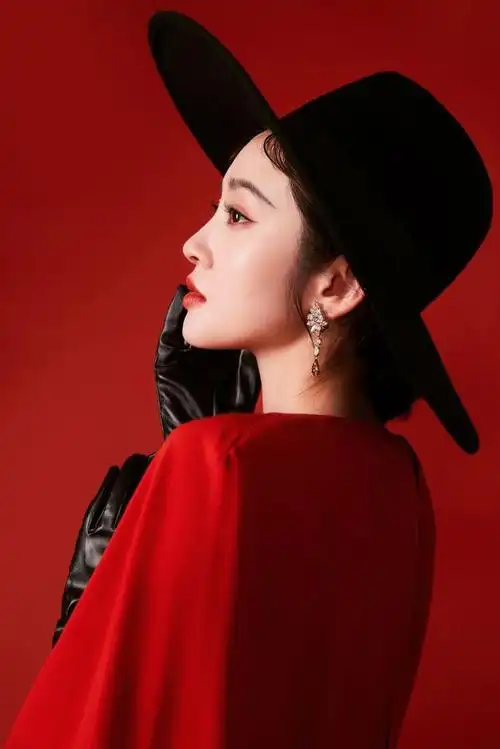 唐艺昕风华红礼裙新年大片#是摩登复古的甜美女郎糖糖,红色斗篷十分