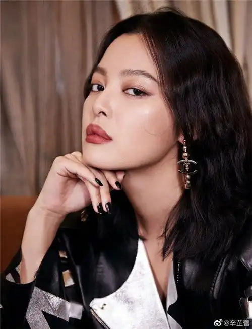 辛芷蕾晒漏洞装照片,称别问冷不冷,陈坤质疑后被她机智反问!