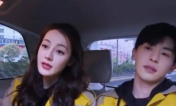 迪丽热巴与邓伦张艺兴,坐一辆车,谁注意热巴的坐姿,真没办法了_互动