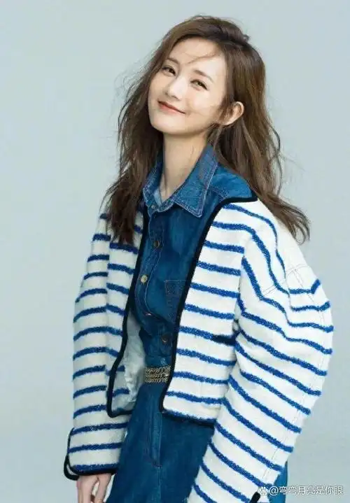 李一桐笑起来真甜,连体牛仔裤搭配海魂针织衫,一整个美到飞起